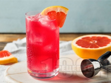 Коктейл Ruby Breeze с тъмен ром, ликьор касис, сок от боровинки и грейпфрут